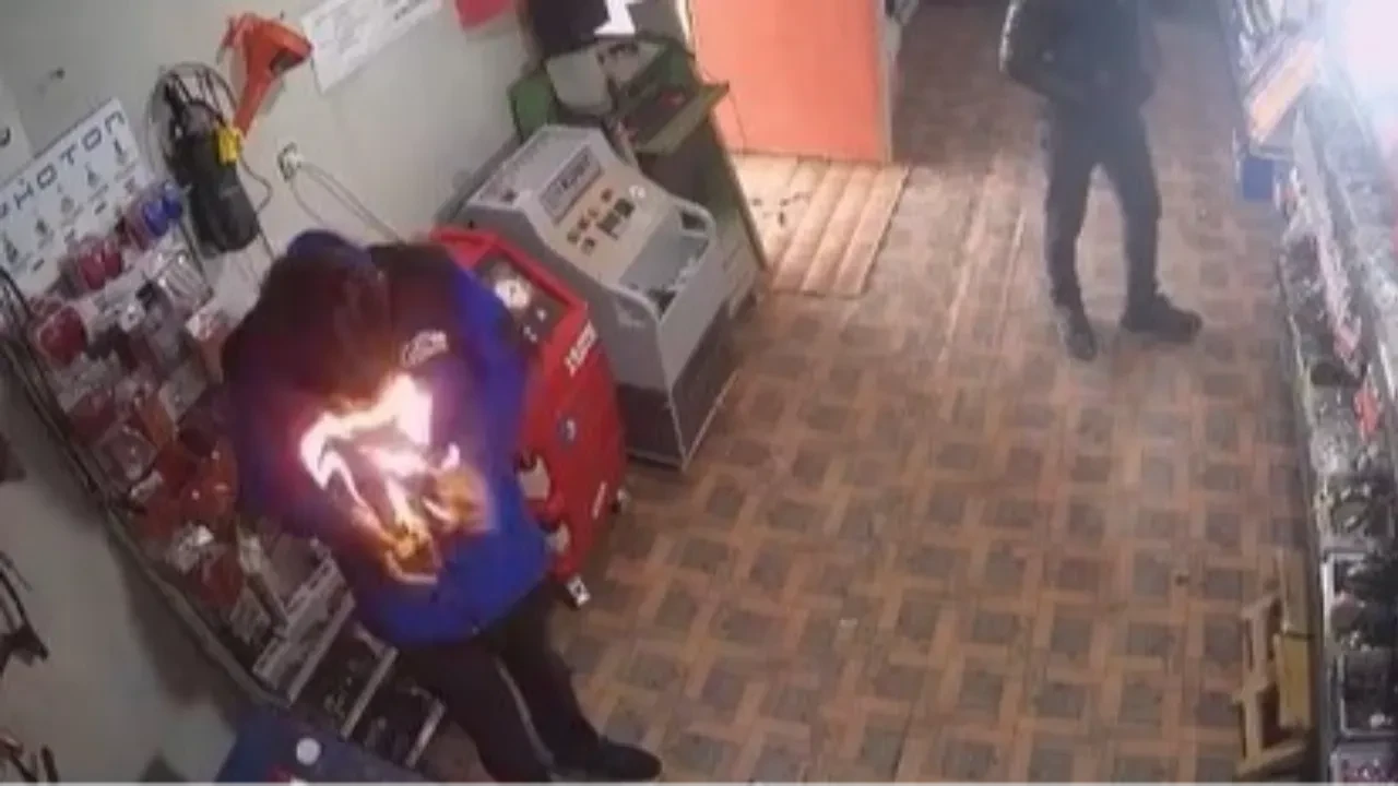 Çakmağı çakınca yüzü alevlerin arasında kaldı: O anlar kamerada