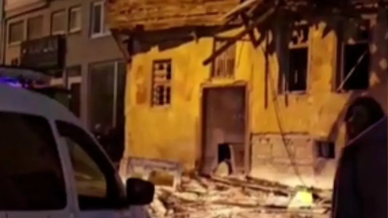 Çanakkale'de sağanak yüzünden bina çöktü!