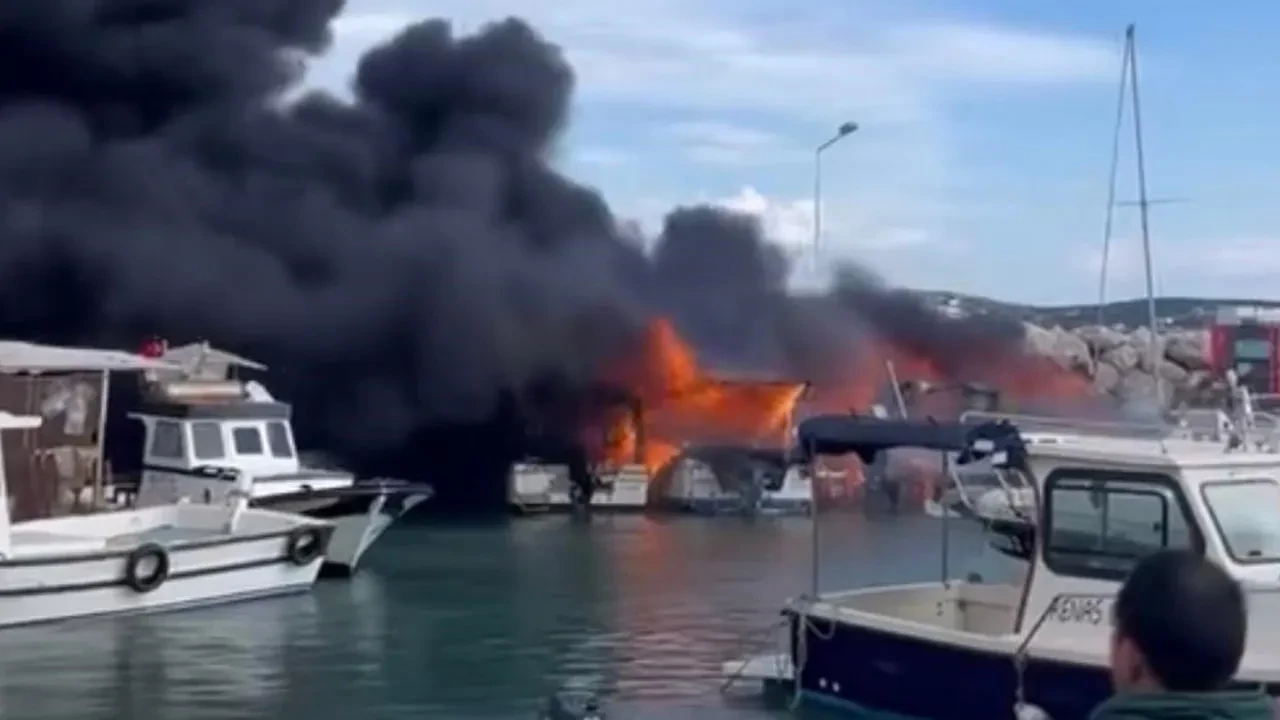 Çeşme'de korkutan anlar: Tekneler alevlere teslim oldu