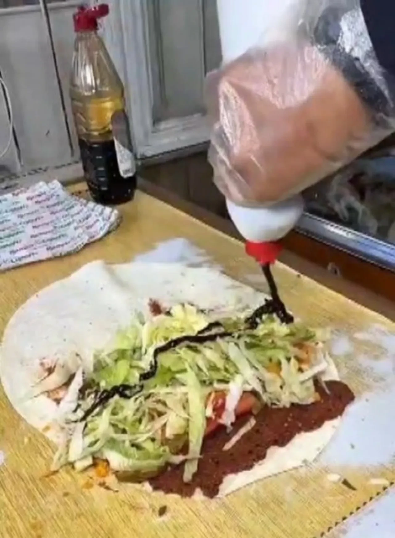 Çiğköfteye deterjan kabıyla sos döken esnafa rekor ceza: İş yeri kapatılıp kaldırıldı