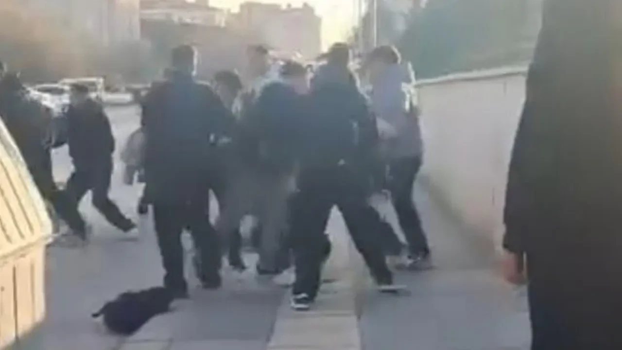 Çocukların tekmeli ve yumruklu kavgası kamerada