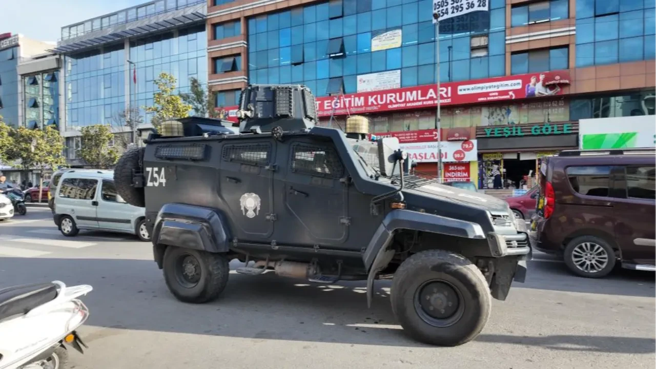 Esenyurt'ta otele el bombası atıldı! Polisler bölgede, geniş güvenlik önlemi alındı