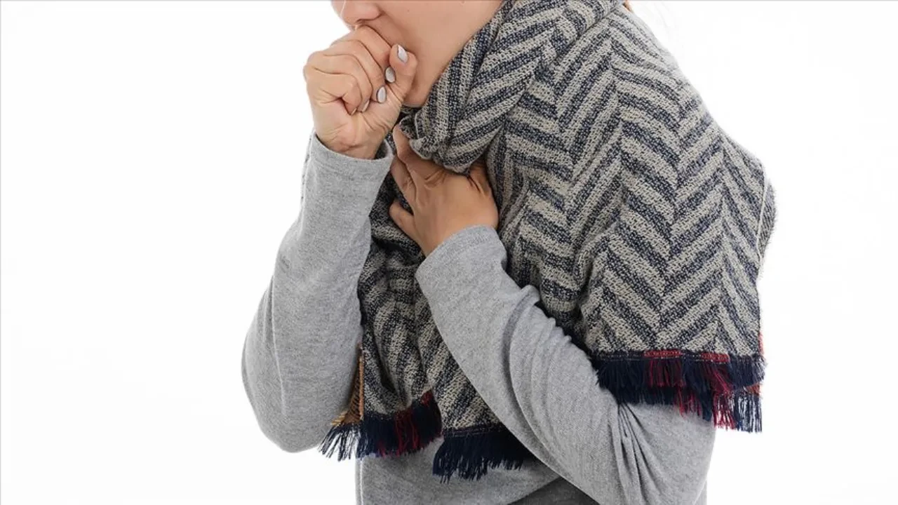 Geçmeyen kuru öksürük kâbusuna son! Bu doğal yöntemler ciğerlerinizi yumuşatıp o inatçı gıcığı anında kesiyor