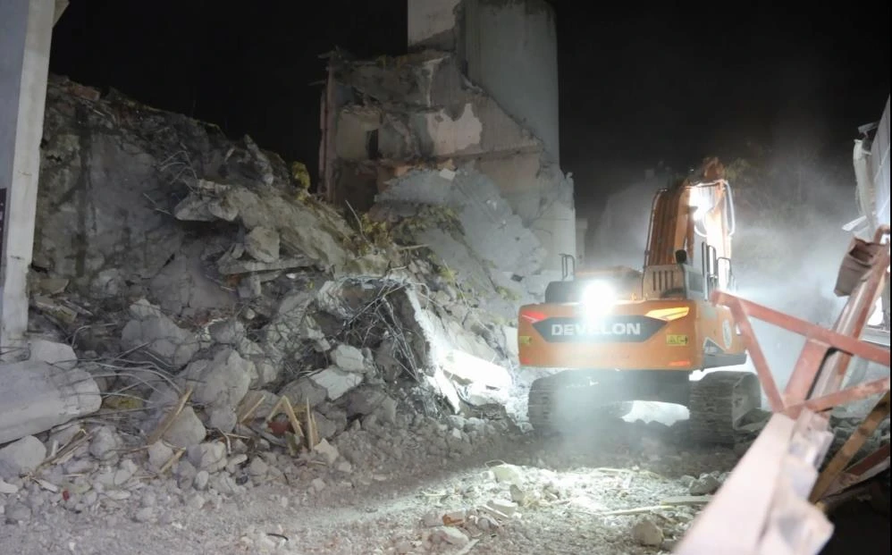 Aksaray'da kontrolsüz yıkım dehşeti! Molozlar 3 dükkanı ezdi facia kıl payı atlatıldı