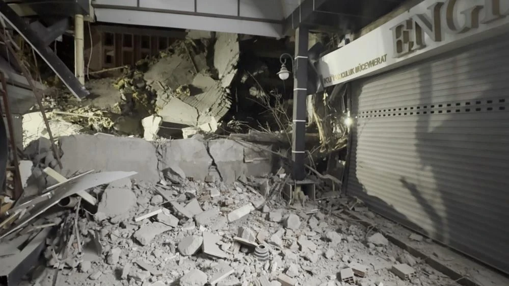 Aksaray'da kontrolsüz yıkım dehşeti! Molozlar 3 dükkanı ezdi facia kıl payı atlatıldı