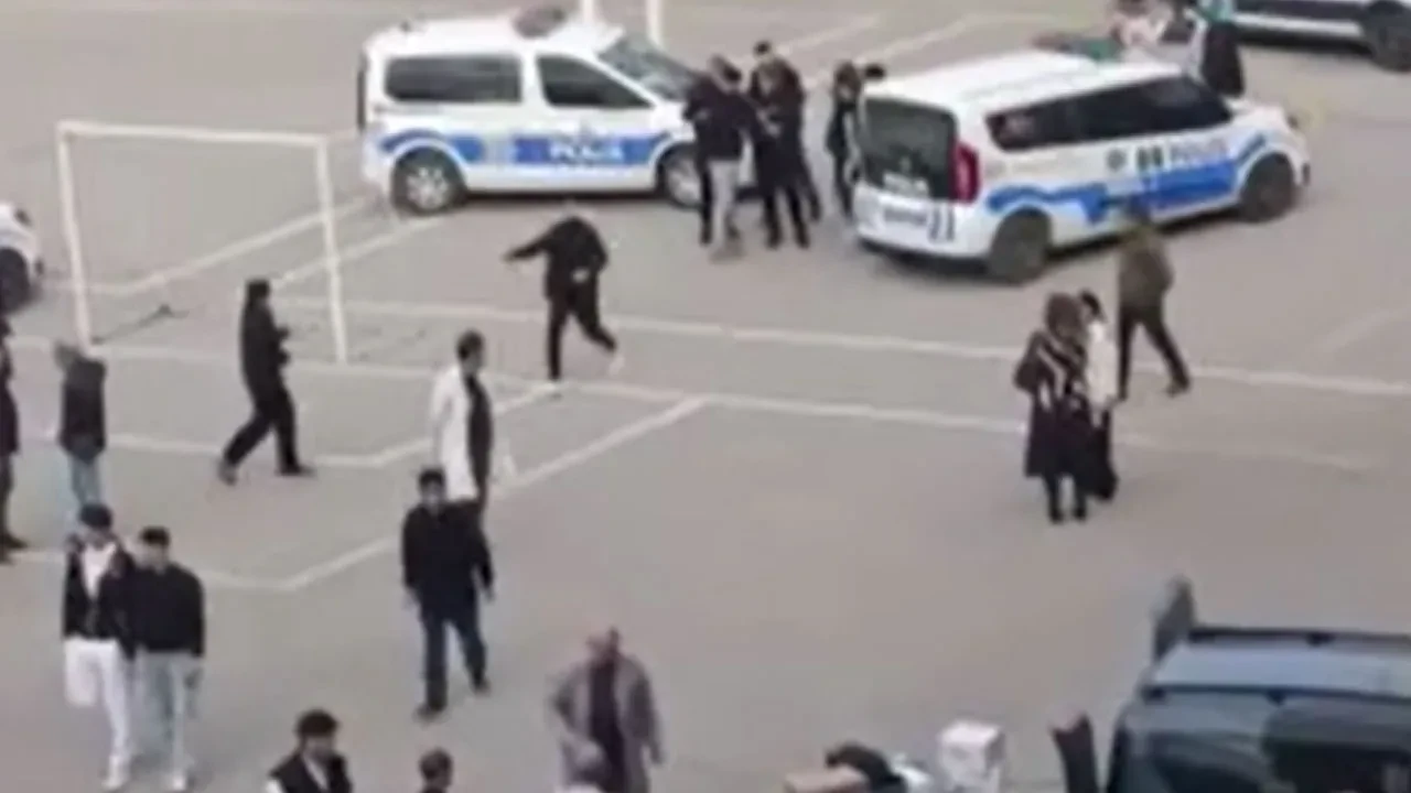 Lise bahçesinde dehşet! Öğrencilerin kavgasında kan aktı