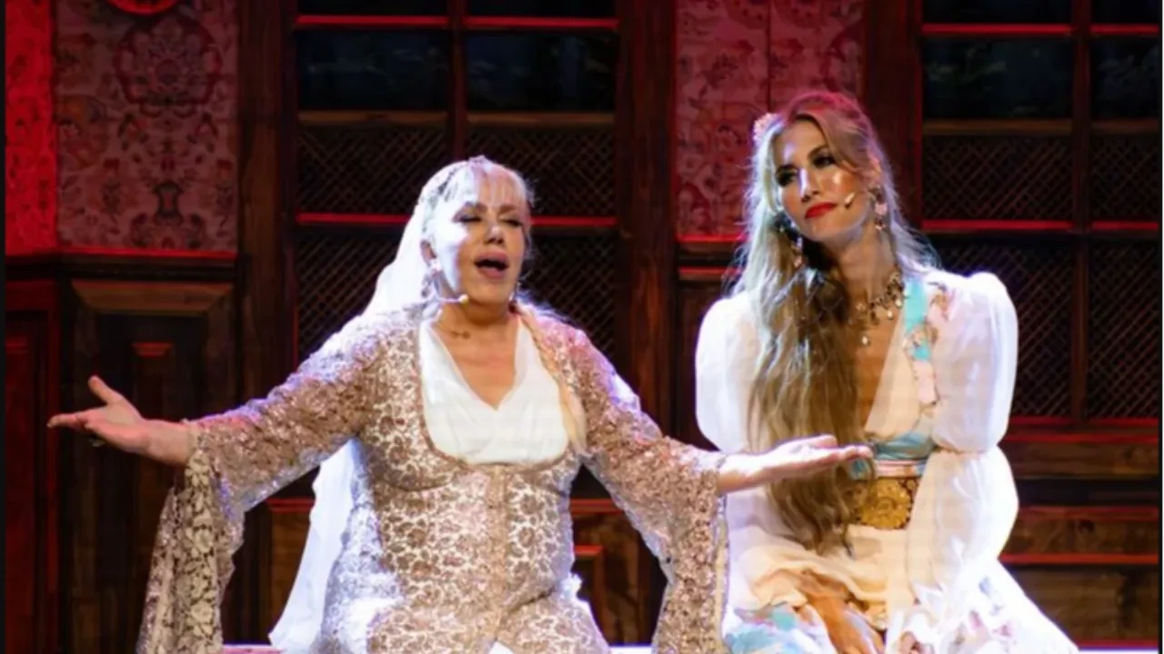 Mine Koşan müzikalden çıkarıldı! Çağla Şıkel kavga ettiği iddialarına cevap verdi 