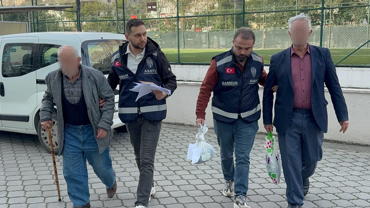 Parkta uygunsuz davranışta bulunan 2 yaşlı adam gözaltına alındı