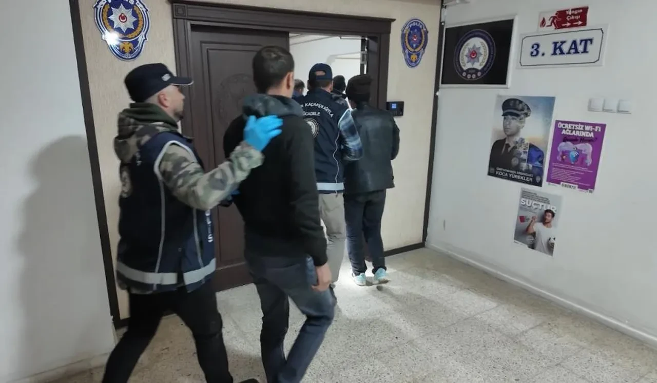 Termal kameralarla görüntülendiler! Sahte pasaportla göçmen kaçırma girişimi böyle engellendi