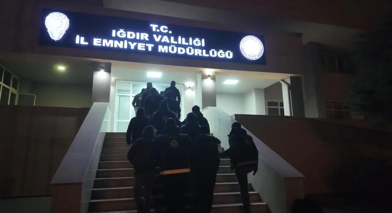 Termal kameralarla görüntülendiler! Sahte pasaportla göçmen kaçırma girişimi böyle engellendi