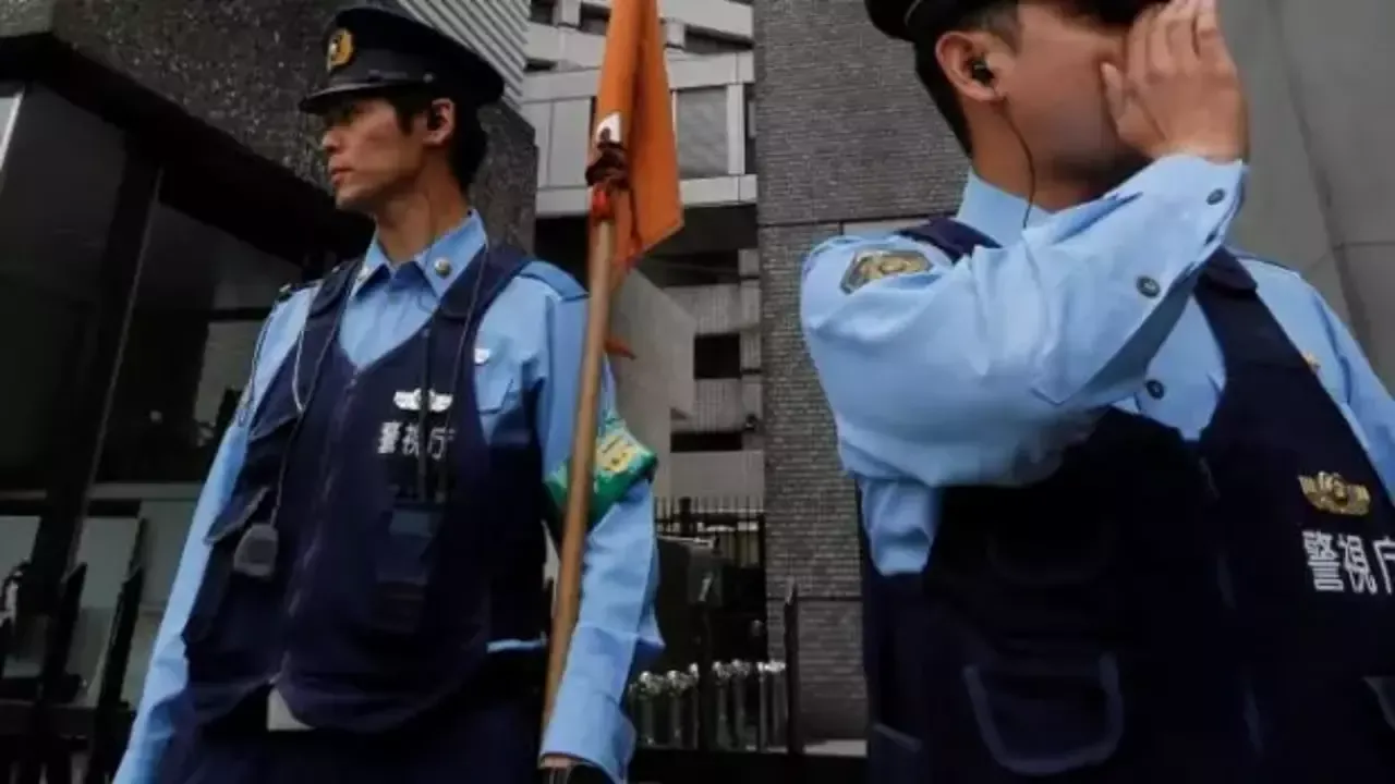 Tuvaletten çıktı ayıyla boğuşmak zorunda kaldı! Yaşlı adam canını zor kurtardı