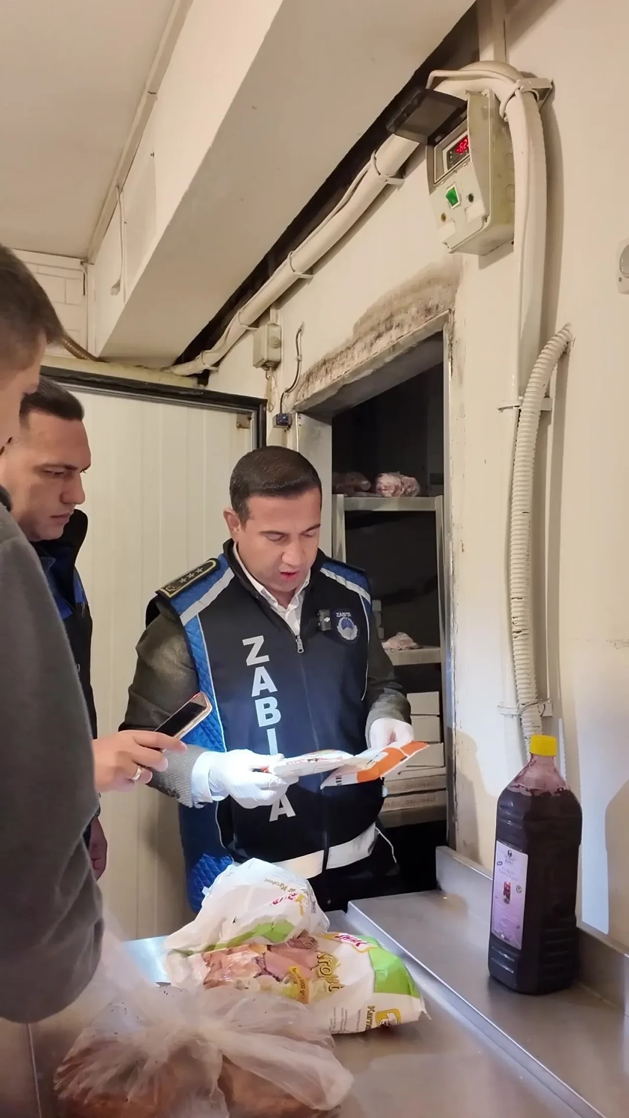 Ünlü börekçide mide bulandıran görüntüler! Son kullanma tarihi 3 yıl geçmiş ürün bulundu