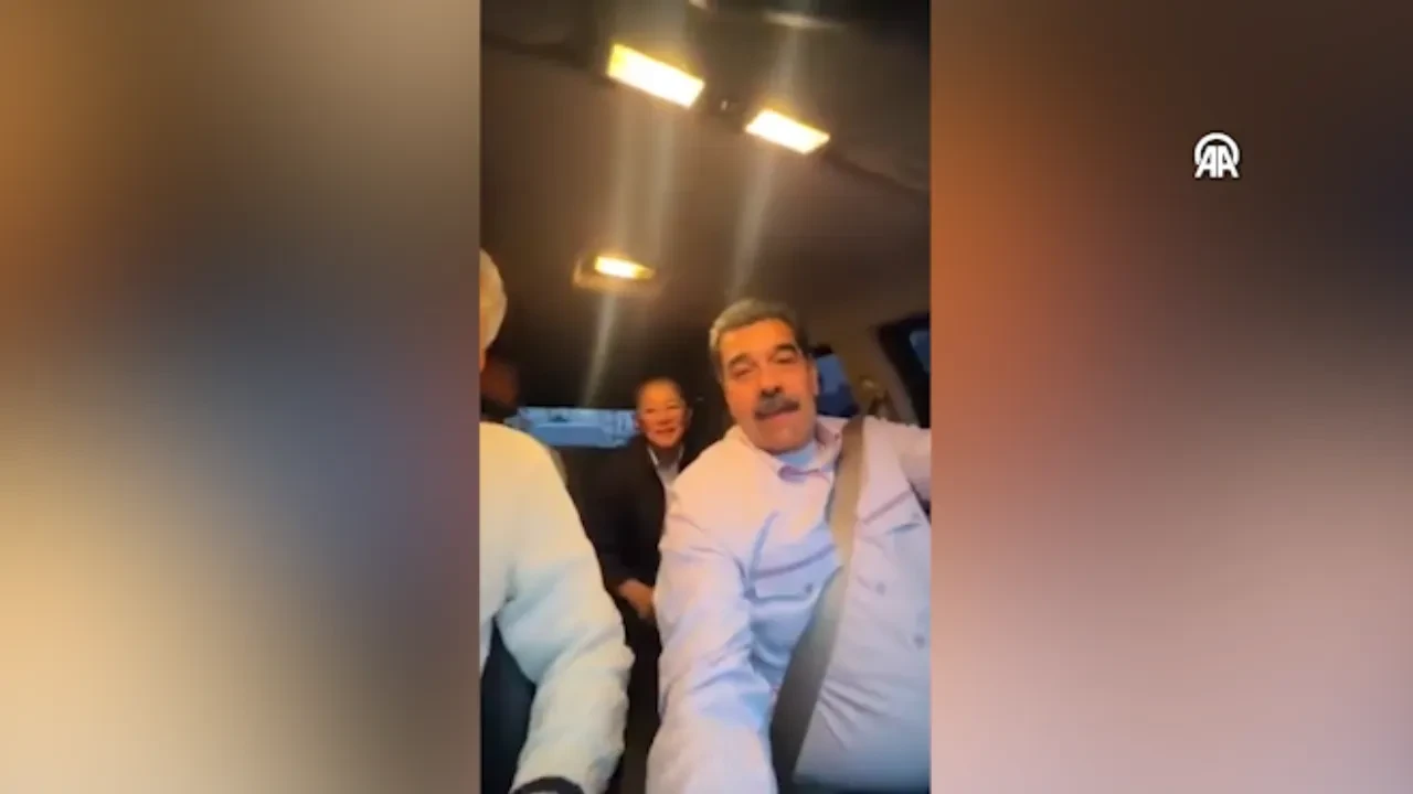Venezuela lideri Maduro kendi aracıyla sokak sokak böyle gezdi