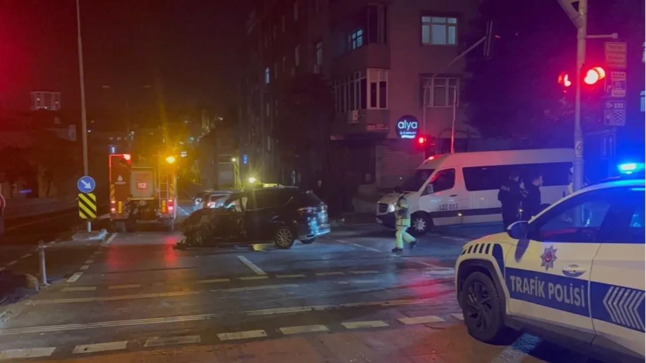 Yasak dönüş kazası! Otobüs ile otomobil çarpıştı: 1'i ağır 3 kişi yaralı