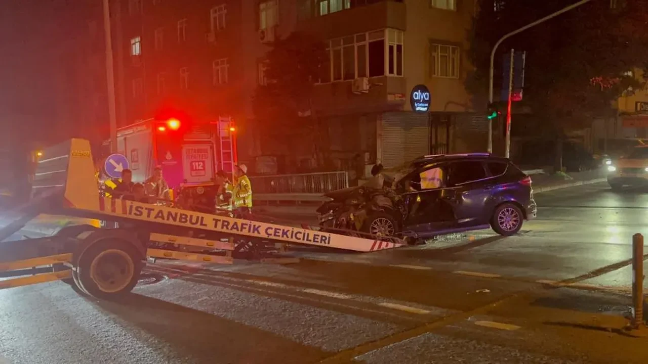 Yasak dönüş yapan otobüs otomobille çarpıştı: 1'i ağır 3 kişi yaralı