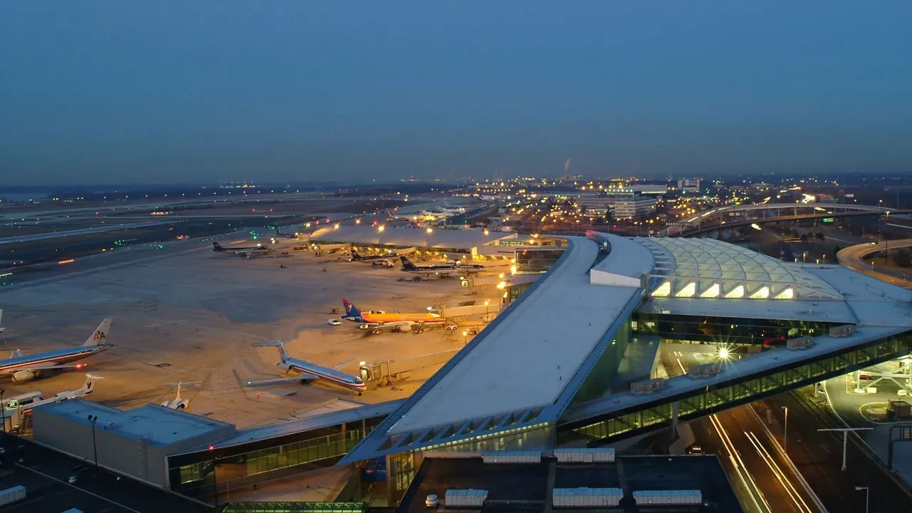 Havalimanında bomba alarmı! Uçuşlar durduruldu