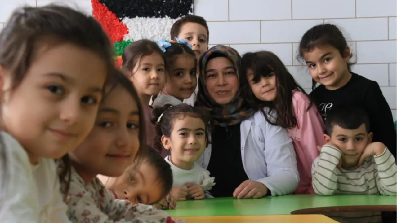 Hayvancılıkla uğraşırken çocukların ilk öğretmeni oldu