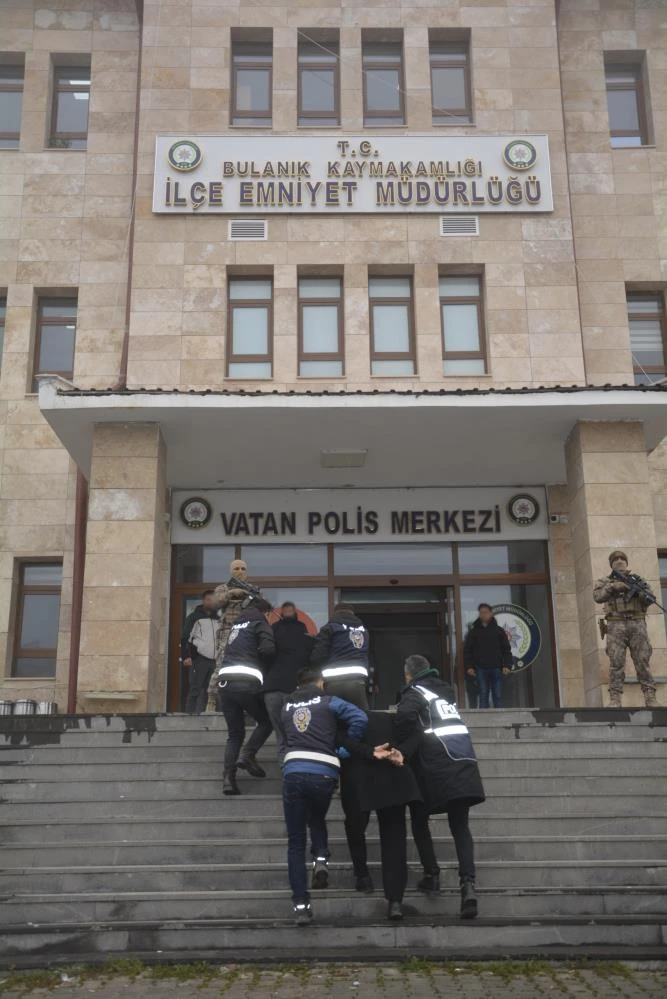 Muş, 'okul husumeti' cinayetinde flaş gelişme! Firari 2 şüpheli silahla yakalanıp tutuklandı