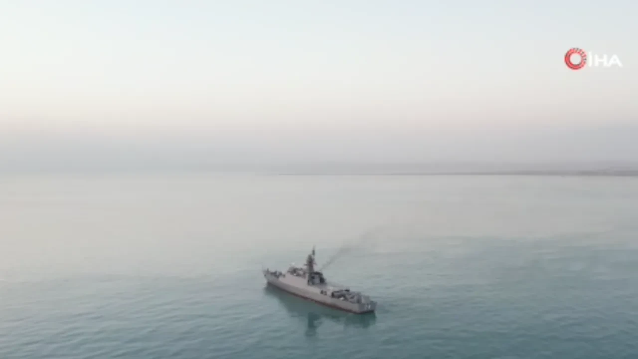 İran, yüzer üssü ile "Sahand" savaş gemisini donanmaya kattı