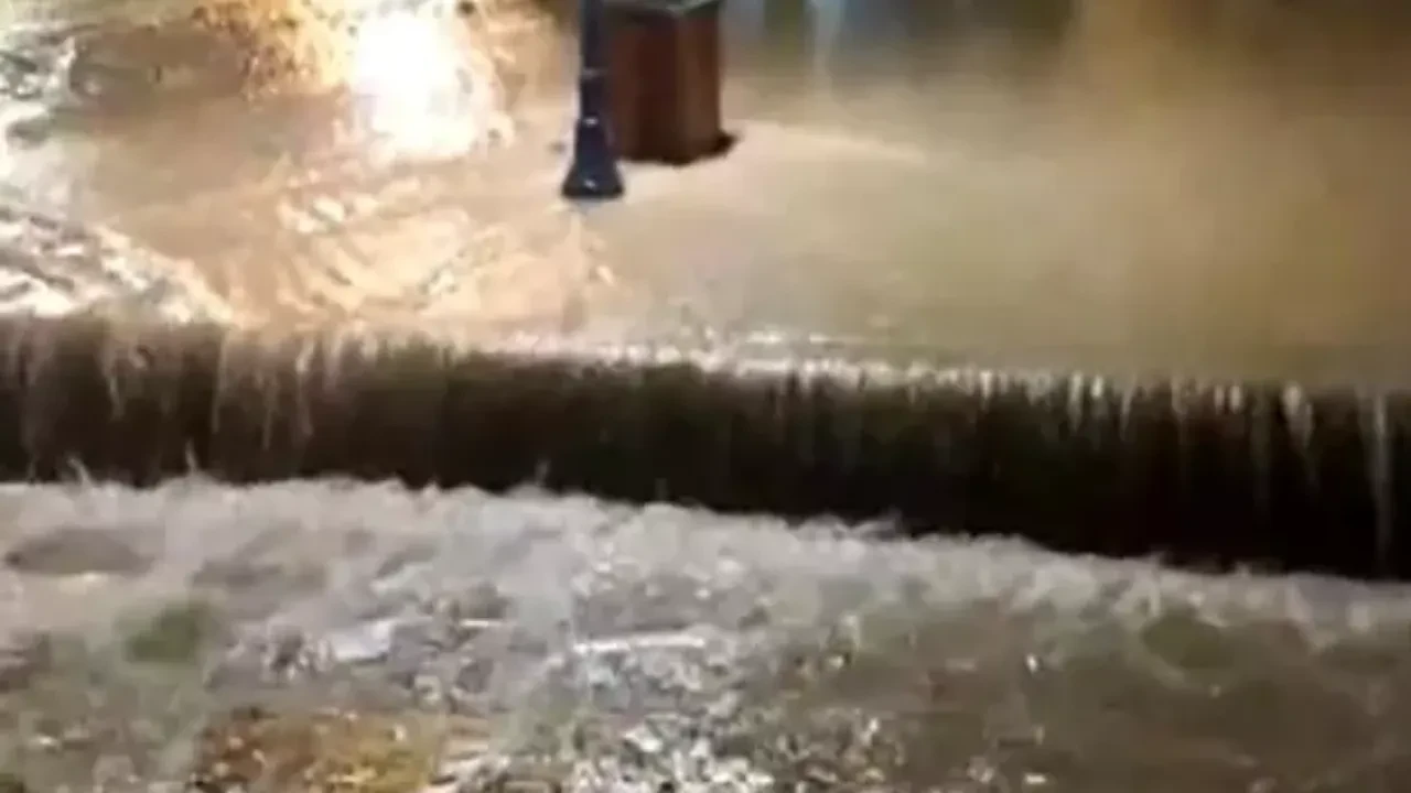 İzmir'de sele teslim oldu: Yollar çöktü, sürücüler mahsur kaldı!