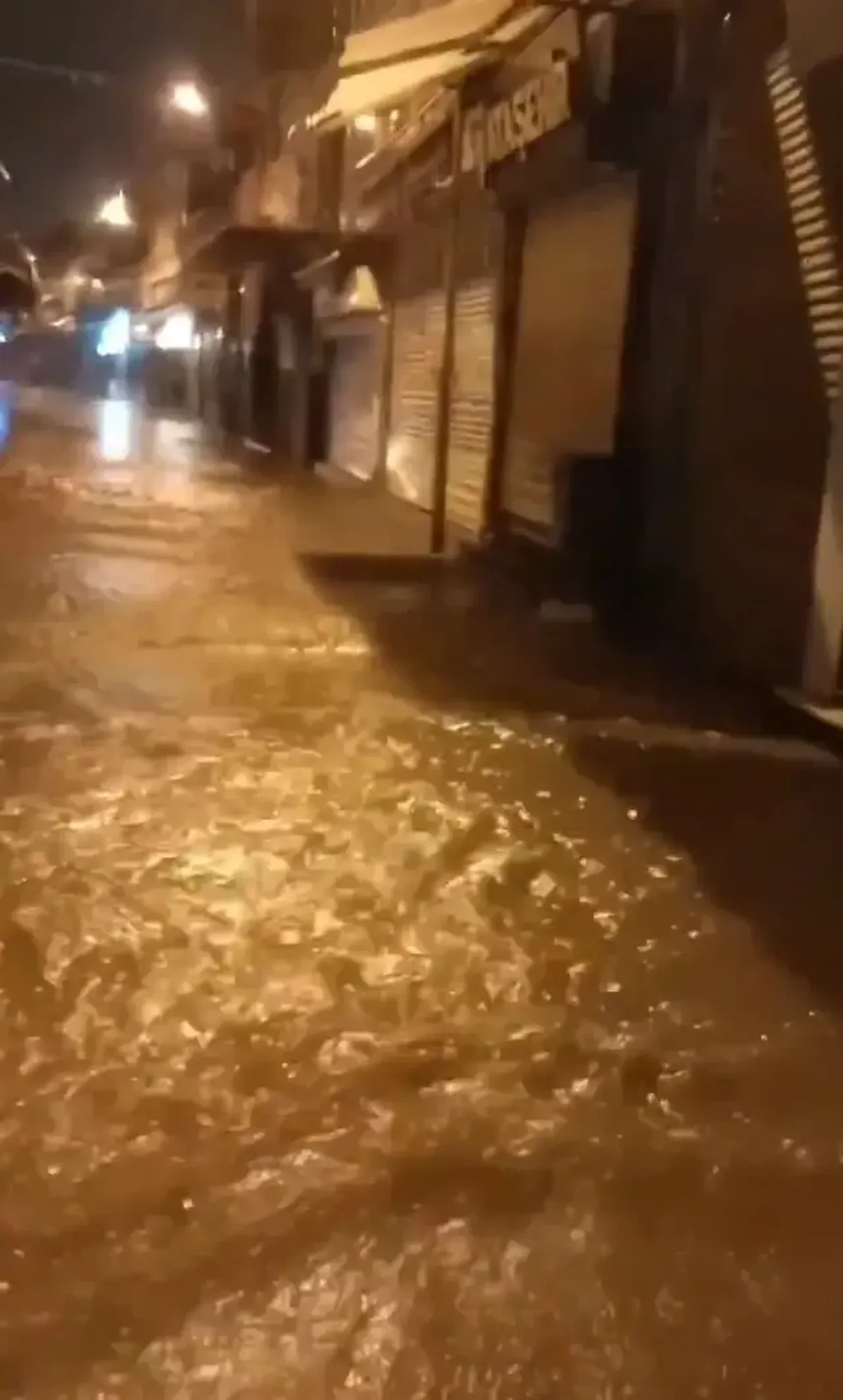 İzmir'de sele teslim oldu: Yollar çöktü, sürücüler mahsur kaldı!