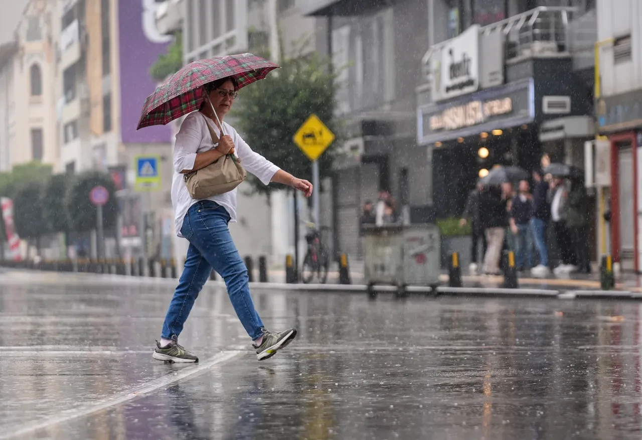 Kış kapıya dayandı! Meteoroloji'den sarı ve turuncu kodlu uyarı: Batıda sağanak doğuda kar