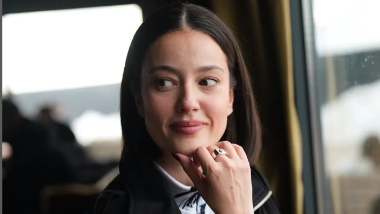 Makyajsız kameralara yakalanan Pelin Akil, takipçilerinden beğeni topladı