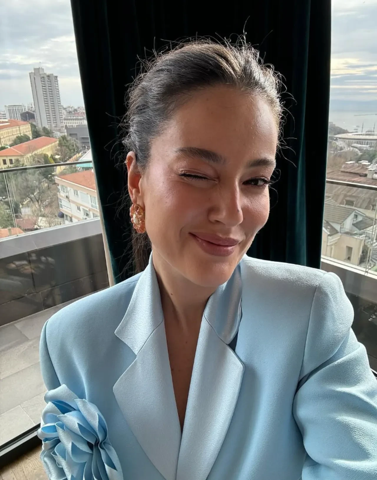 Makyajsız kameralara yakalanan Pelin Akil, takipçilerinden beğeni topladı