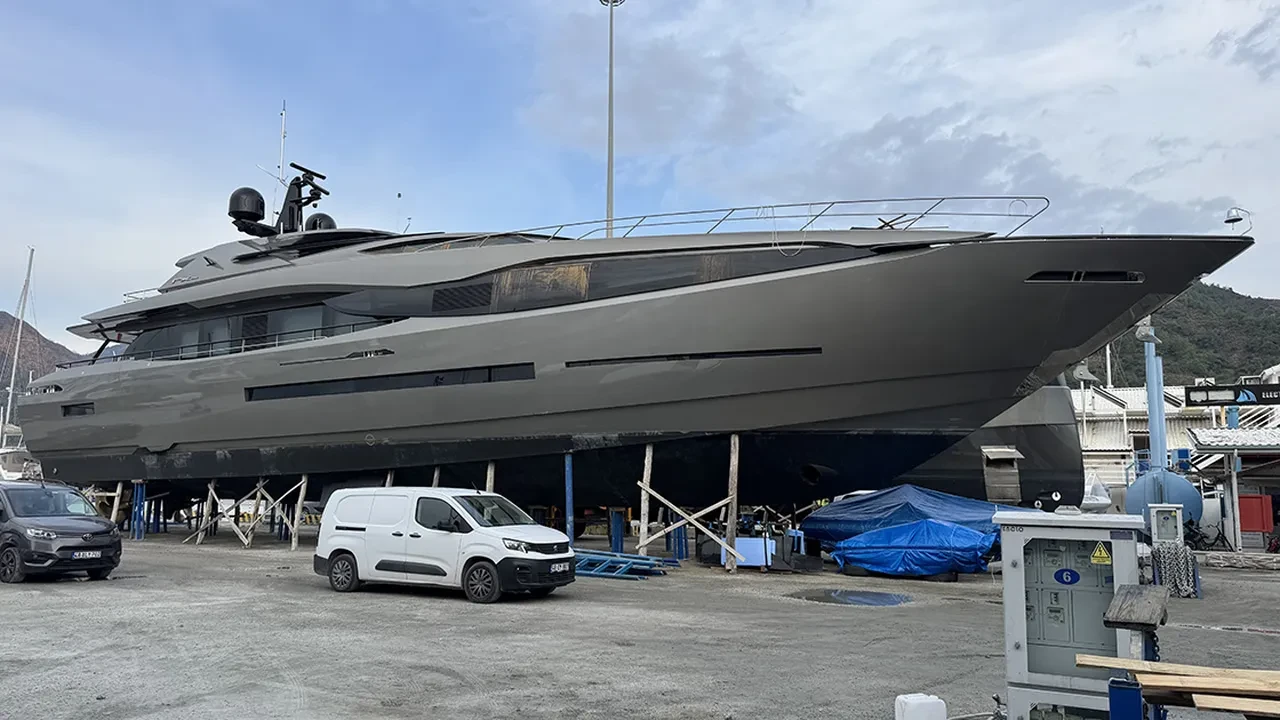 Mega yatlar bakım ve onarım için Marmaris'teki marinalarda karaya alındı