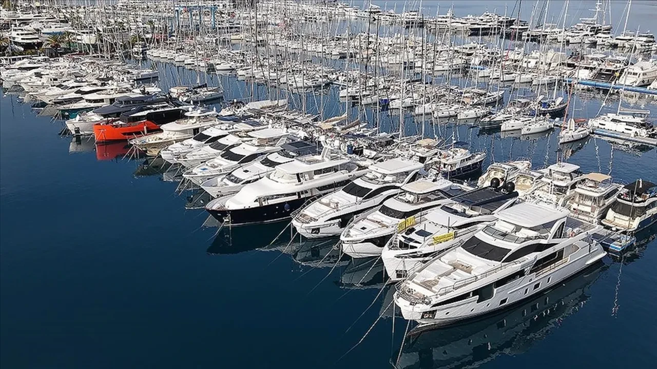 Mega yatlar bakım ve onarım için Marmaris'teki marinalarda karaya alındı