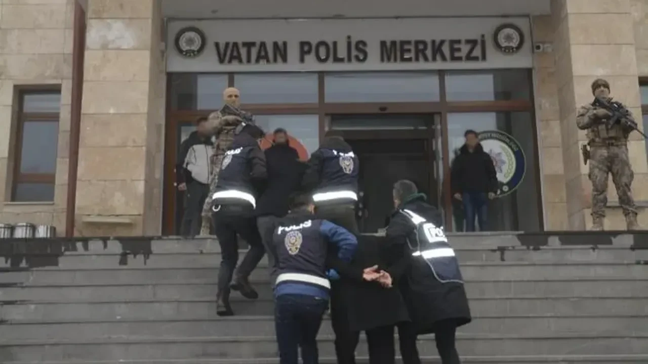 Muş, 'okul husumeti' cinayetinde flaş gelişme! Firari 2 şüpheli silahla yakalanıp tutuklandı