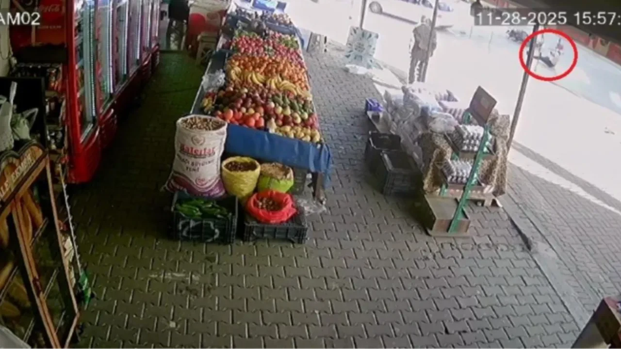 Otomobille çarpışan motosikletli, metrelerce havaya savruldu