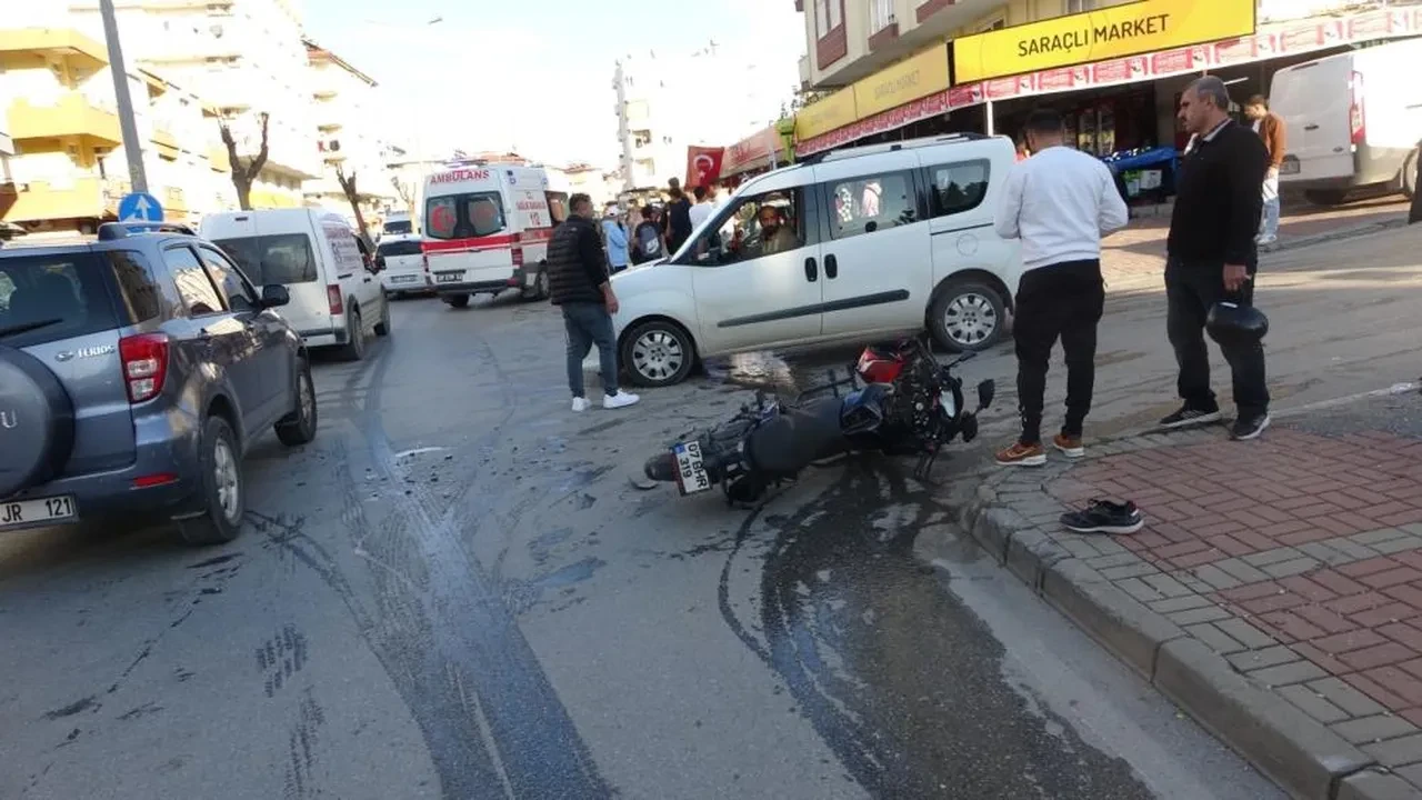Otomobille çarpışan motosikletli, metrelerce havaya savruldu