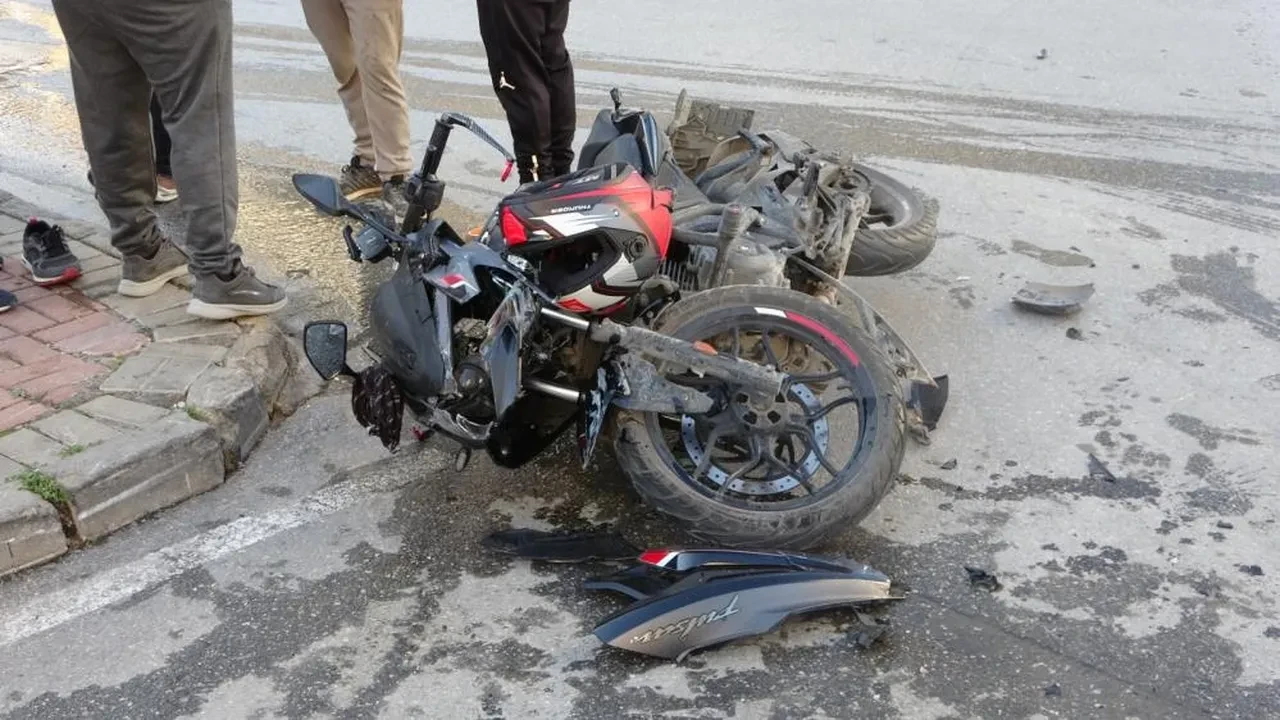 Otomobille çarpışan motosikletli, metrelerce havaya savruldu