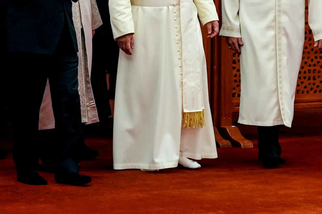 Papa'nın Sultanahmet Camii ziyaretinde ayakkabı detayı