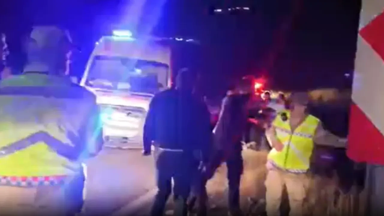 Siirt'te maden işçilerini taşıyan servis devrildi: 17 kişi yaralı