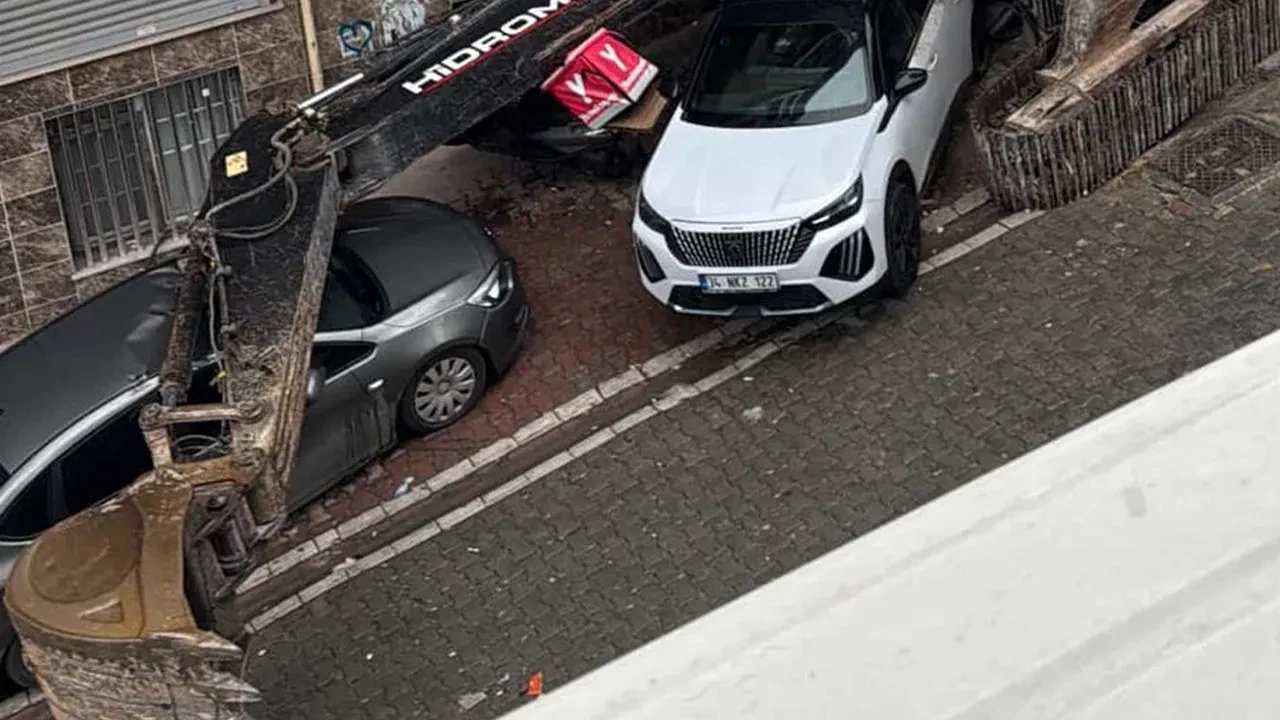 Tır dorsesindeki iş makinesi böyle devrildi, otomobiller zarar gördü