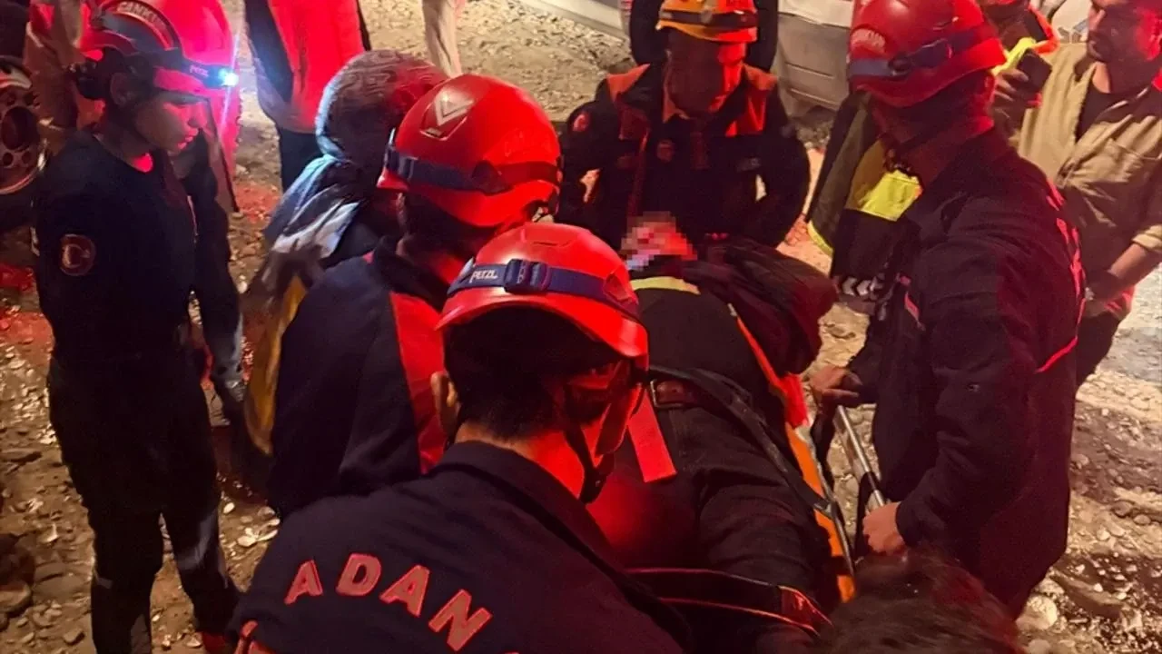 Adana'da uçuruma yuvarlanan otomobilin sürücüsünü halatlarla kurtardılar