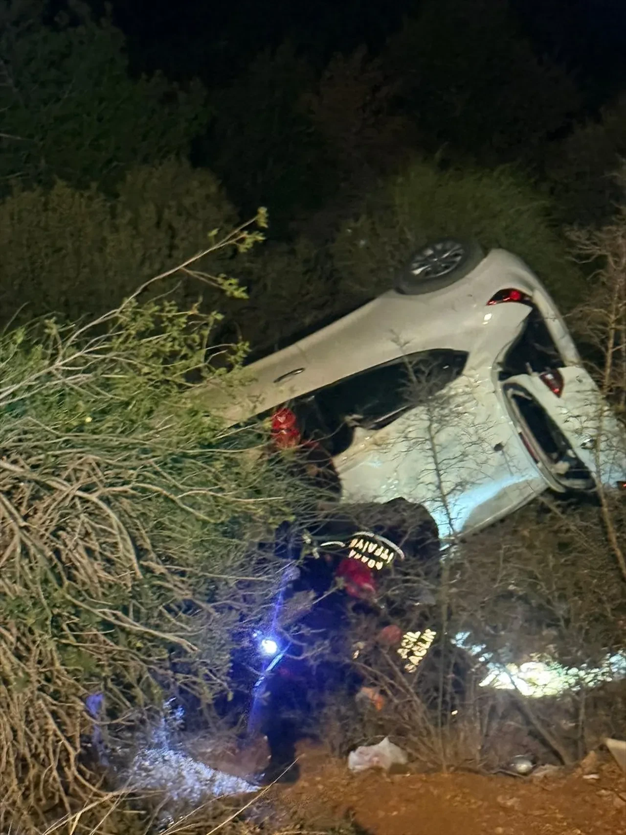 Adana'da uçuruma yuvarlanan otomobilin sürücüsünü halatlarla kurtardılar