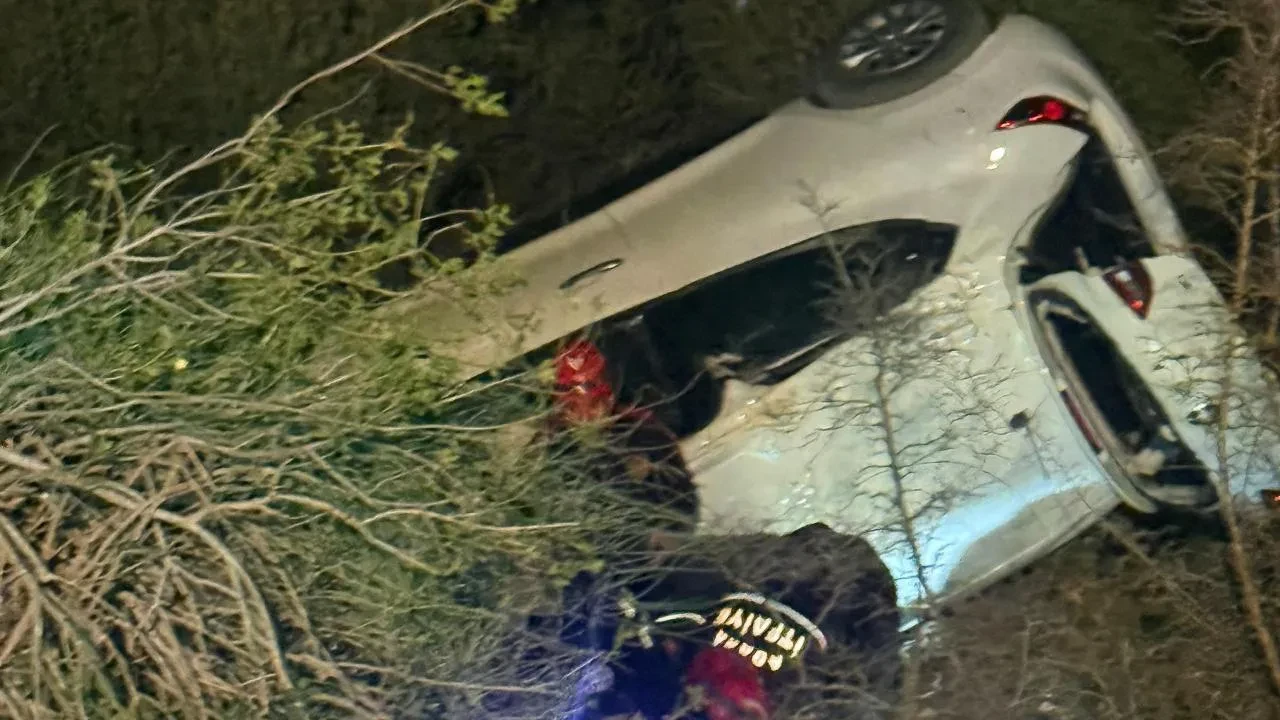 Adana'da uçuruma yuvarlanan otomobilin sürücüsünü halatlarla kurtardılar