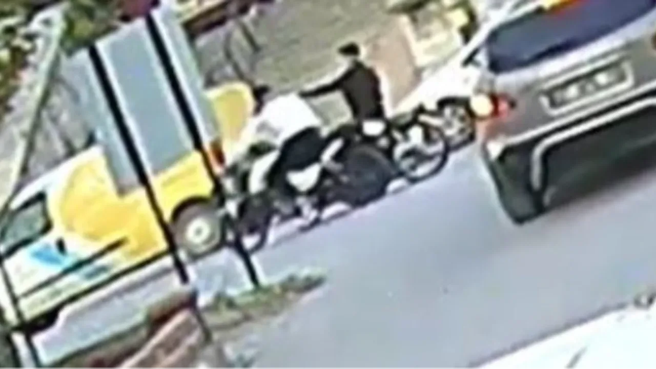 Akıllara durgunluk veren kaza! Koluyla sinyal verdi, motosikletliyi yola düşürdü
