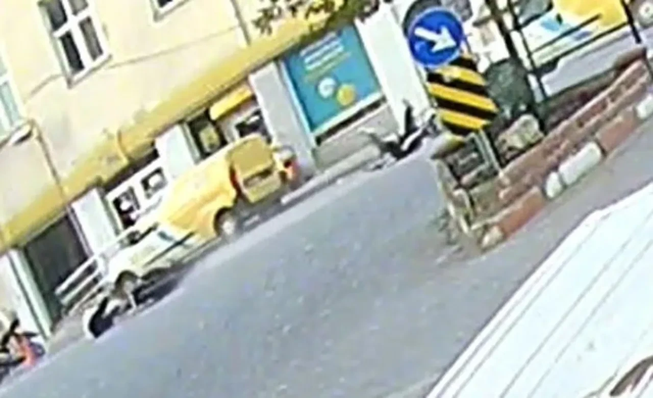 Akıllara durgunluk veren kaza! Koluyla sinyal verdi, motosikletliyi yola düşürdü