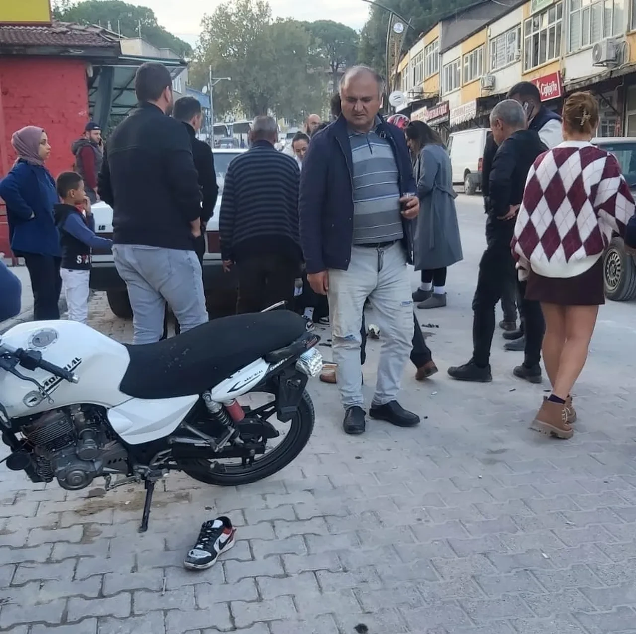 Akıllara durgunluk veren kaza! Koluyla sinyal verdi, motosikletliyi yola düşürdü