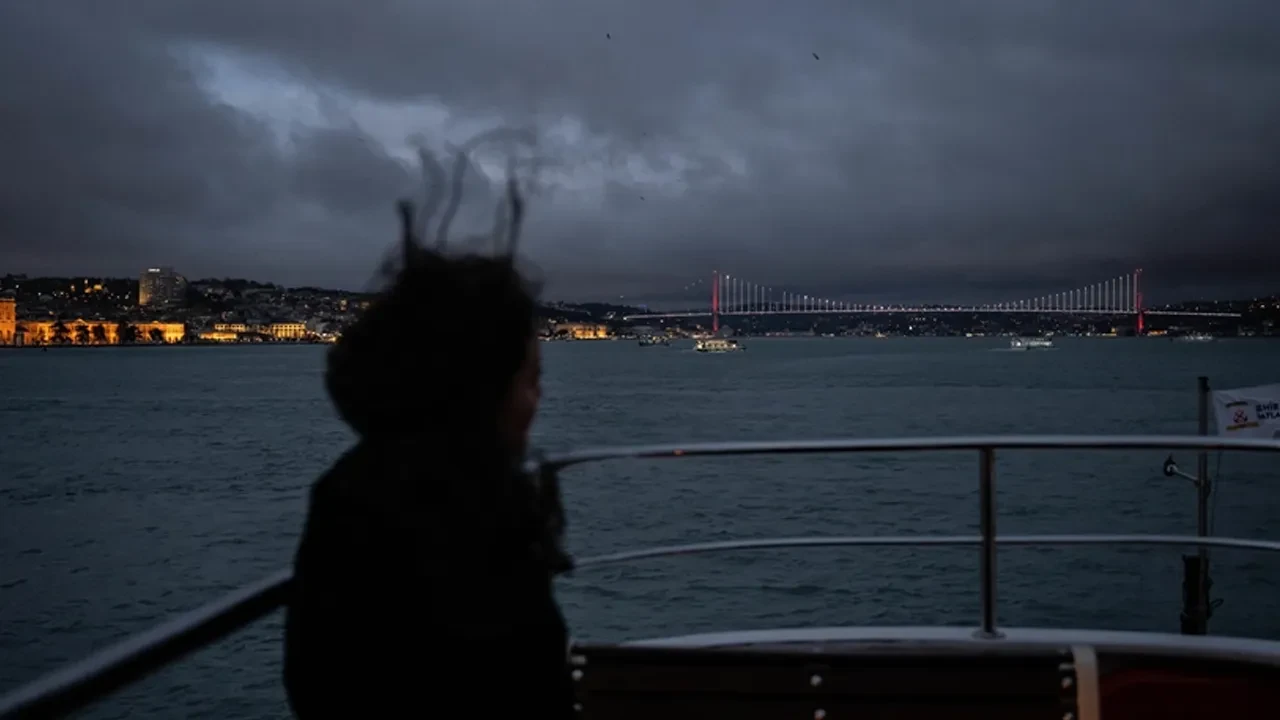 AKOM'dan kritik uyarı! İstanbul'u terk ediyor: Çarşamba gününe dikkat 