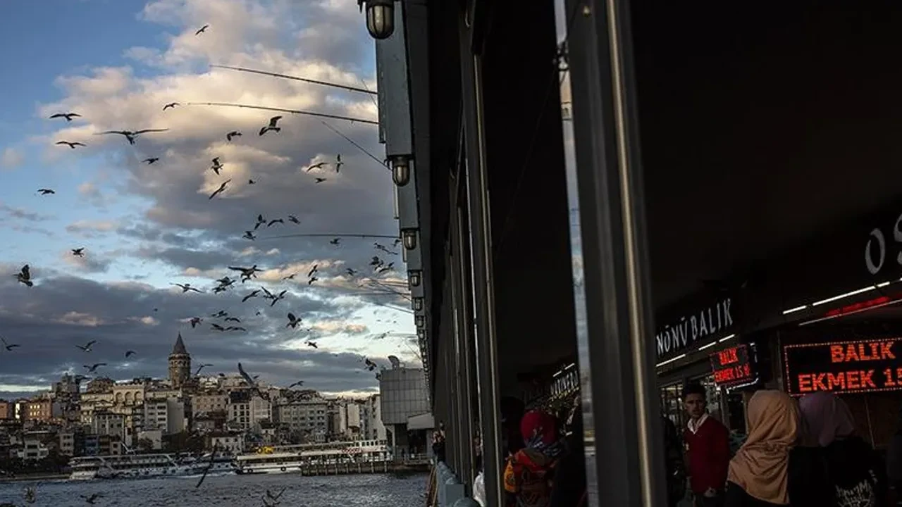 AKOM'dan kritik uyarı! İstanbul'u terk ediyor: Çarşamba gününe dikkat 