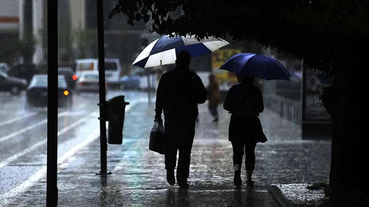 AKOM'dan kritik uyarı! İstanbul'u terk ediyor: Çarşamba gününe dikkat 