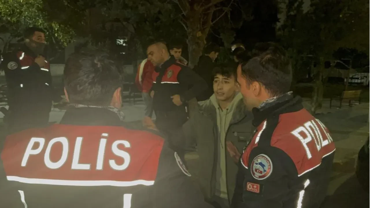 Aksaray’da parkta oturan gence tanımadığı şahıs tarafından bıçaklı saldırı!