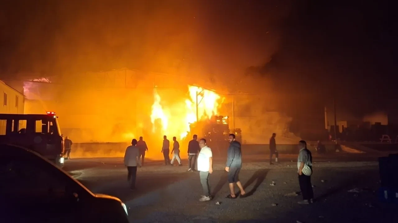 Antalya'da bir fabrika alevler içinde kaldı! O anlar kamerada