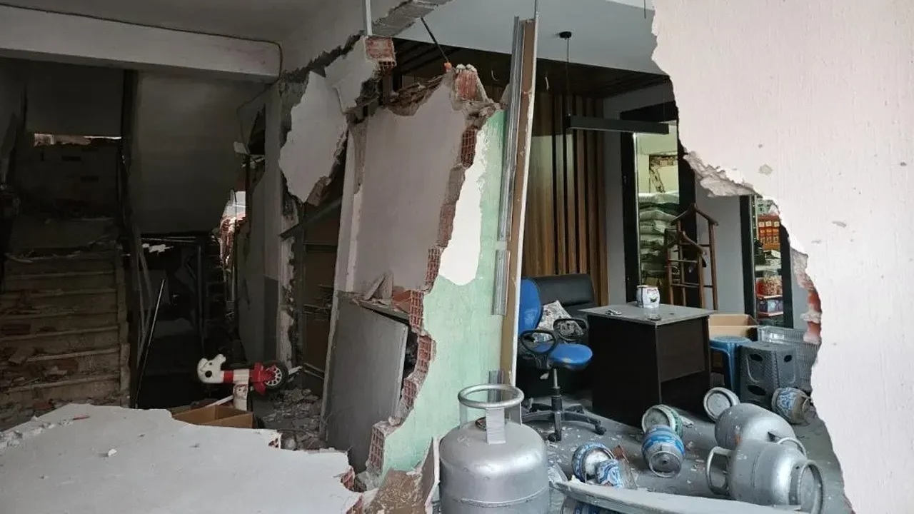 Balıkesir Sındırgı'da art arda depremler esnafı vurdu