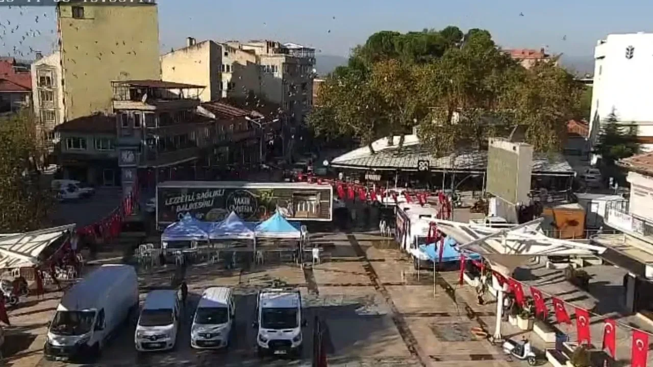 Balıkesir'de depremin şehir merkezinde hissedildiği an kameraya yansıdı